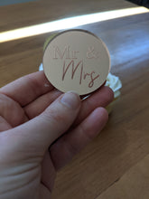 Cargar imagen en el visor de la galería, Mr and Mrs Mirror  Cupcake Topper
