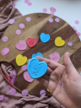 Cargar imagen en el visor de la galería, Candy Heart Debossers and mini Cutter
