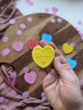 Cargar imagen en el visor de la galería, Candy Heart Debossers and mini Cutter
